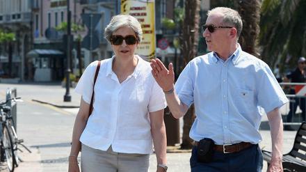 Urlaub auf dem Kontinent. Die britische Regierungschefin Theresa May und ihr Ehemann Philip am Gardasee.