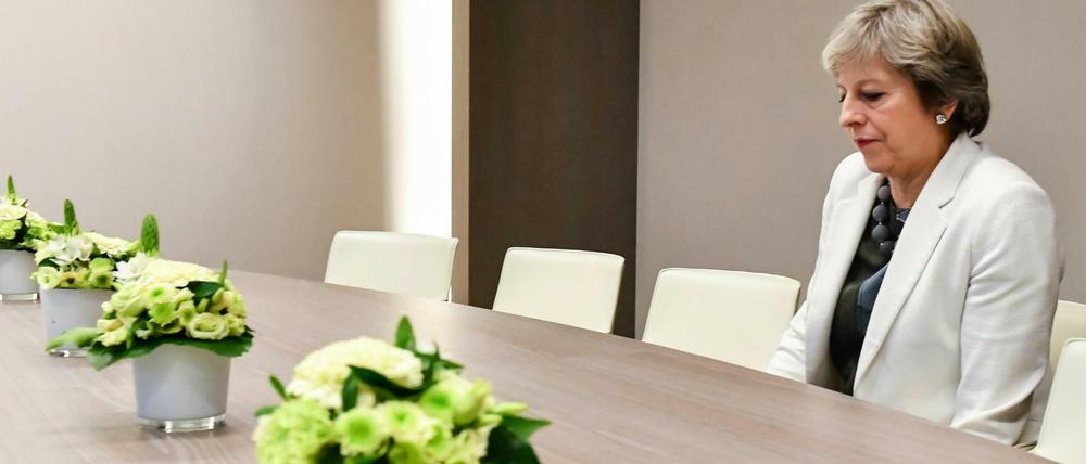 Premierministerin Theresa May wartet im Oktober 2017 in Brüssel auf die Ankunft von EU-Ratspräsident Donald Tusk.