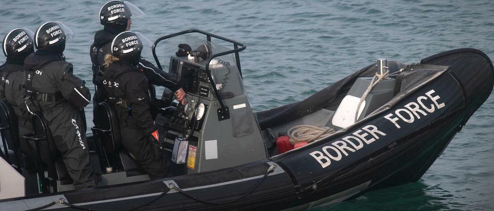 Mitglieder des britischen Grenzschutzes patrouillieren im Hafen von Dover