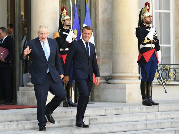 22.08.2019, Frankreich, Paris: Boris Johnson und Emmanuel Macron verlassen den Elysee-Palast