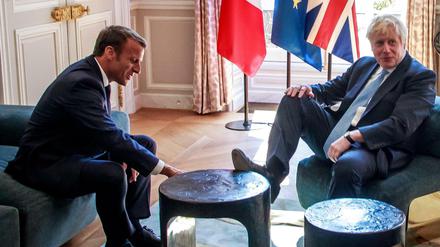 Schreckt auch vor gar nichts zurück. Boris Johnson legt am Donnerstag bei Emmanuel Macron den Fuß auf den Tisch.