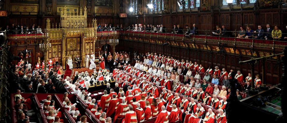 Das britische Parlament bei seiner Wiederöffnung am 14. Oktober, mit Königin Elizabeth II. und Kronprinz Charles.