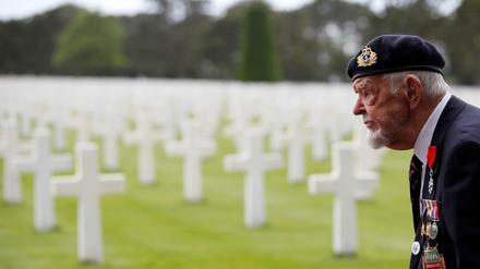 Ein britischer Veteran auf dem Friedhof am Omaha Beach. 