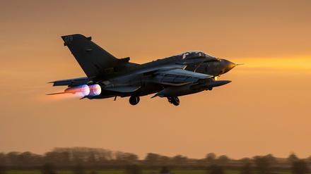 Die britische Luftwaffe hat mit Angriffen aus Stellungen des IS in Syrien begonnen.