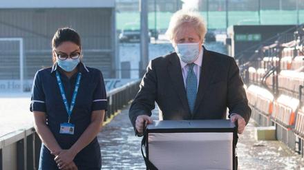 Boris Johnson mit einer Kiste des Impstoffs von Astrazeneca