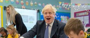 Boris Johnson hat bei einem Grundschulbesuch offensichtlich Spaß.