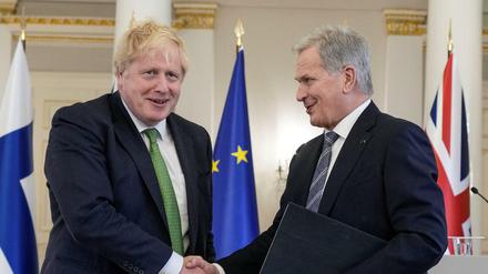 Johnson und Niinistö unterzeichneten am Mittwochabend eine politische Erklärung, in der sich ihre beiden Länder gegenseitige Unterstützung versprechen.