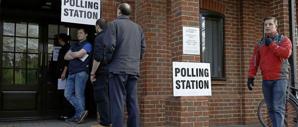 Schon am frühen Morgen warteten Briten vor den Wahllokalen.