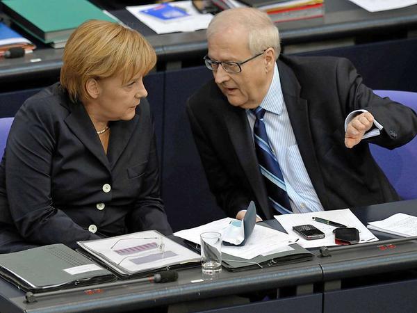 Kanzlerin Merkel und Bundeswirtschaftsminister Brüderle sitzen im Plenarsaal des Bundestages in Berlin zusammen. Das Parlament berät weiter überden Bundeshaushalt für das Jahr 2011.