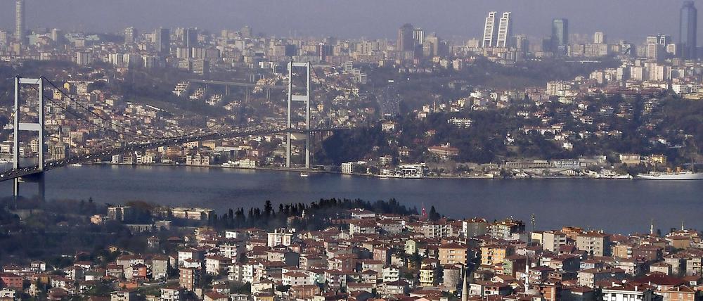 Blick vom Camlica Hügel auf der asiatischen Seite von Istanbul über den Bosporus auf den europäischen Teil der türkischen Metropole. 