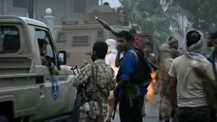 Auf diesem Videostandbild sind Kämpfer des südlichen Übergangsrats (STC) zu sehen, als sie sich auf dem Weg zum Präsidentenpalast in Aden machten. 