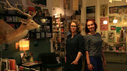 Die "Buchkönigin" Nina Wehner (l) mit ihrer Mitarbeiterin Luise Steidtmann im Buchladen. 