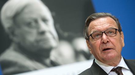Der frühere Bundeskanzler Gerhard Schröder (SPD) stellt im Willy-Brandt-Haus in Berlin die Biographie "Helmut Schmidt. Die späten Jahre" von Thomas Karlauf vor.
