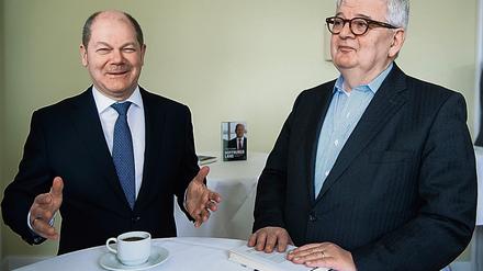 Hamburgs Erster Bürgermeister Olaf Scholz (l.), stellt zusammen mit Joschka Fischer in Berlin sein Buch "Hoffnungsland - Eine neue deutsche Wirklichkeit" vor. 