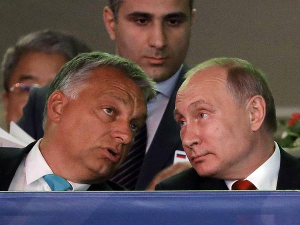 Der ungarische Regierungschef pflegt seit vielen Jahren ein nahes Verhältnis zu Wladimir Putin.
