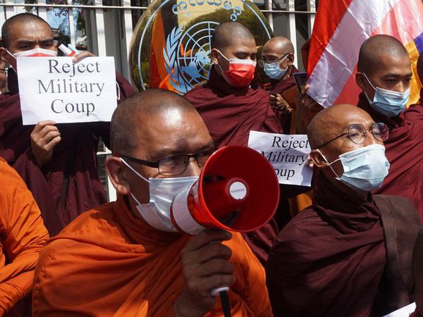 Buddhistische Mönche beim Protest gegen die Junta vor der UN-Vertretung in Yangon. 
