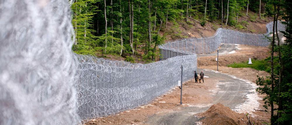 Bulgarische Grenzpolizisten patroullieren bei Malko Tarnowo an der mit hohen Drahtzäunen gesicherten Grenze zur Türkei. 