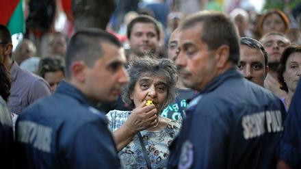 Tag für Tag versammeln sich in Bulgarien Demonstranten, um den Rücktritt der Regierung zu fordern. Die meisten sind jung. Aber diese ältere Dame sagt mit ihrer Trillerpfeife vor zwei Polizisten genau das gleiche: Rücktritt. 