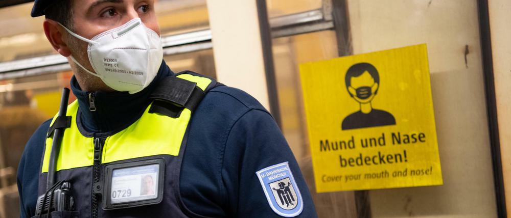 Kontrolle der Maskenpflicht: Sicherheitsmitarbeiter der Münchner Verkehrsgesellschaft (Archivbild)
