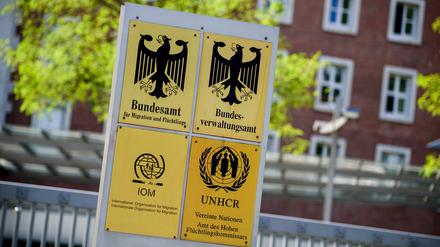 Bundesamt für Migration und Flüchtlinge (BAMF) kritisiert, dass die Asylverfahren ohne ordentliche Identitätsprüfung nicht vertretbar seien.