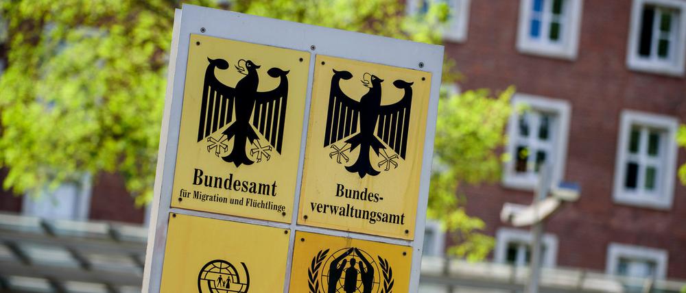 Bundesamt für Migration und Flüchtlinge (BAMF) kritisiert, dass die Asylverfahren ohne ordentliche Identitätsprüfung nicht vertretbar seien.