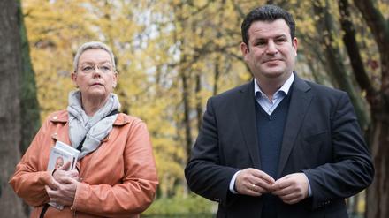 Arbeitsminister Hubertus Heil (SPD) und die Bochumer Reinigungskraft Susanne Holtkotte