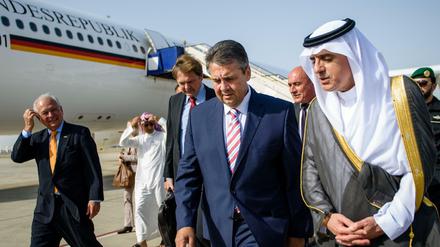 Außenminister Sigmar Gabriel (SPD, l) bei seiner Ankunft in Saudi-Arabien am Montag mit dem saudischen Amtskollegen Abdel bin Ahmed Al-Jubeir. 