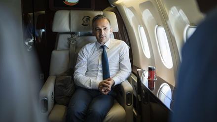 Ein Multilateralist auf Reisen: Außenminister Heiko Maas (SPD) im Flugzeug auf dem Weg in den Kongo.