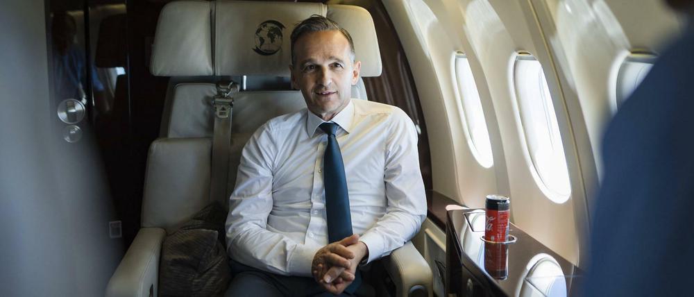 Ein Multilateralist auf Reisen: Außenminister Heiko Maas (SPD) im Flugzeug auf dem Weg in den Kongo.