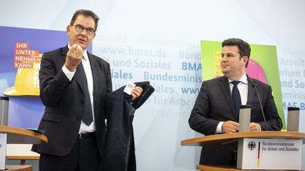 Bundesentwicklungsminister Gerd Mueller (CSU) und Bundesarbeitsminister Hubertus Heil (SPD) auf der Pressekonferenz zum Nationalen Aktionsplan Wirtschaft und Menschenrechte NAP2030 in Berlin.