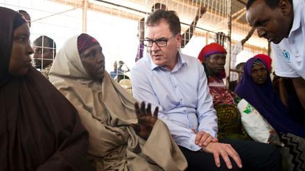 Bundesentwicklungsminister Gerd Müller (CSU) mit Flüchtlingen in Dadaab.