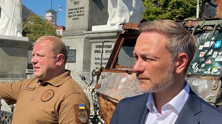 Christian Lindner steht neben Andrij Schewtschenko (links), stellvertretender Verteidigungsminister der Ukraine, auf dem Michaelsplatz in Kiew.