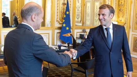 Faustgruß im Elysée-Palast. SPD-Kanzlerkandidat Scholz (l.) und Frankreichs Staatschef Macron am Montag in Paris. 