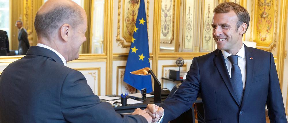 Faustgruß im Elysée-Palast. SPD-Kanzlerkandidat Scholz (l.) und Frankreichs Staatschef Macron am Montag in Paris. 