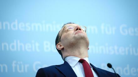 Durch die Decke. Gesundheitsminister Jens Spahn muss den Krankenkassen mit Milliarden helfen.
