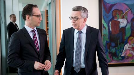 Bundesjustizminister Heiko Maas (l, SPD) und Bundesinnenminister Thomas de Maiziere (CDU) am 23.03.2016 im Bundeskanzleramt. 