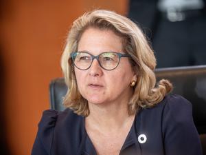 Svenja Schulze (SPD), Bundesministerin für wirtschaftliche Zusammenarbeit und Entwicklung wartet auf den Beginn der Sitzung des Bundeskabinetts im Bundeskanzleramt. 