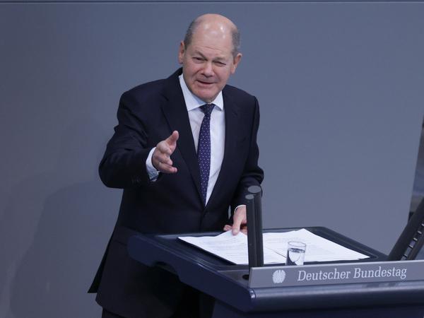  Bundeskanzler Olaf Scholz im Plenum des Deutschen Bundestages.
