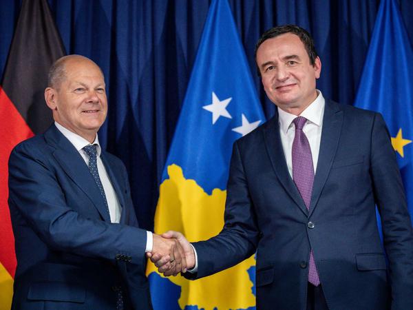 Die Westbalkanstaaten fühlen sich durch die Empathie mit der Ukraine zurückgesetzt. Doch ihre längere Wartezeit spricht nicht unbedingt für ihren EU-Beitritt. Bundeskanzler Olaf Scholz und Albin Kurti, Ministerpräsident des Kosovo.
