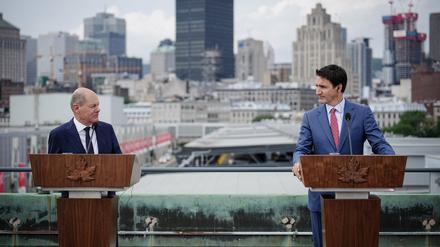 Bundeskanzler Olaf Scholz (SPD) und Justin Trudeau (r), Premierminister von Kanada, geben eine Pressekonferenz.