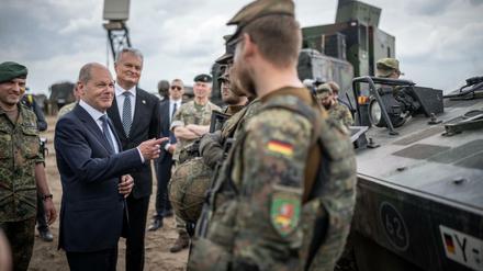 Bundeskanzler Olaf Scholz, hier beim Besuch von Bundeswehrsoldaten an der Nato-Ostflanke in Litauen. 