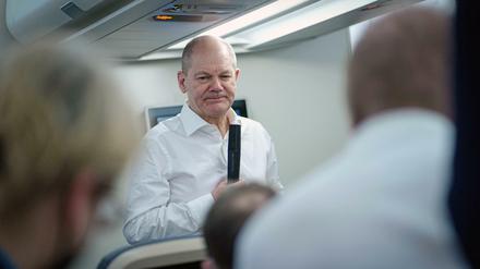 Bundeskanzler Olaf Scholz (SPD) im Flugzeug nach Washington 