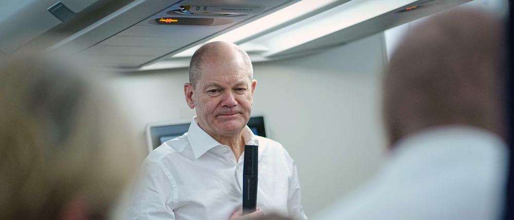 Bundeskanzler Olaf Scholz (SPD) im Flugzeug nach Washington 