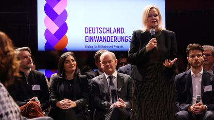 Innenministerin Nancy Faeser redet bei der Autaktveranstaltungsreihe Einwanderungsland Deutschland. Auch Bundeskanzler Olaf Scholz war dabei.