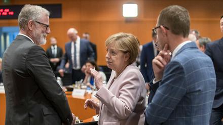 Bundeskanzlerin Angela Merkel kommt zu einer Besprechung mit den Regierungschefinnen und -chefs der Laender im Bundeskanzleramt in Berlin am 6. Juni 2019. 