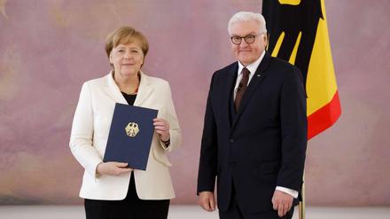 Bundeskanzlerin Angela Merkel, CDU, erhält im Schloss Bellevue die Ernennungsurkunde von Bundespräsident Frank-Walter Steinmeier. 