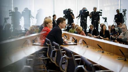 Fragen, antworten: Bundeskanzlerin Angela Merkel und Regierungssprecher Steffen Seibert bei der letzten Pressekonferenz vor der Sommerpause. 