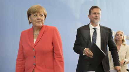 Bundeskanzlerin Angela Merkel und Regierungssprecher Steffen Seibert vor der Bundespressekonferenz. 