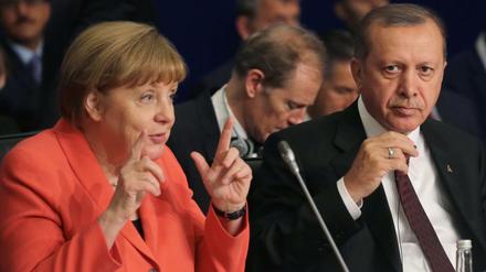 Bundeskanzlerin Angela Merkel und der türkische Staatspräsident Recep Tayyip Erdogan während des UN-Nothilfegipfels in Istanbul. 