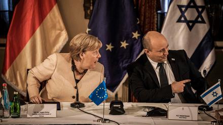 Angela Merkel und Premier Naftali Bennett bei der Kabinettssitzung.